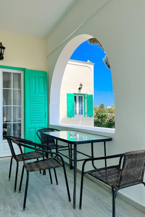 Kamari Beach Houses With Balcony And Garden Εξωτερικό φωτογραφία
